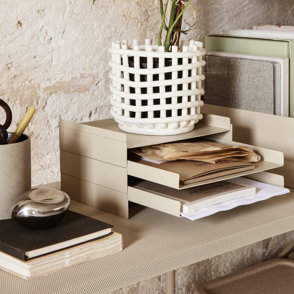 Sculpture, panier en céramique et organiseur 2 x 2 de Ferm Living