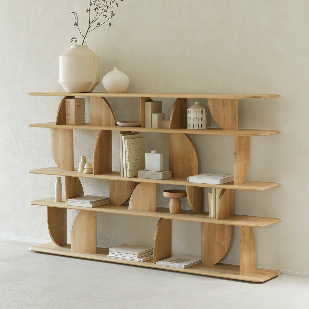 Bien décorer une étagère