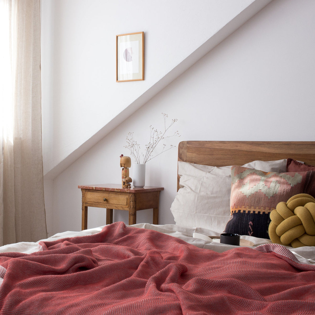 Déco de chambre en tons rouges et terreux