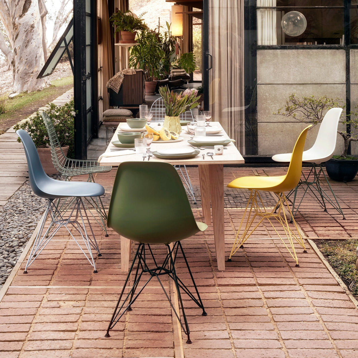Eames Plastic Side Chair DSR von Vitra