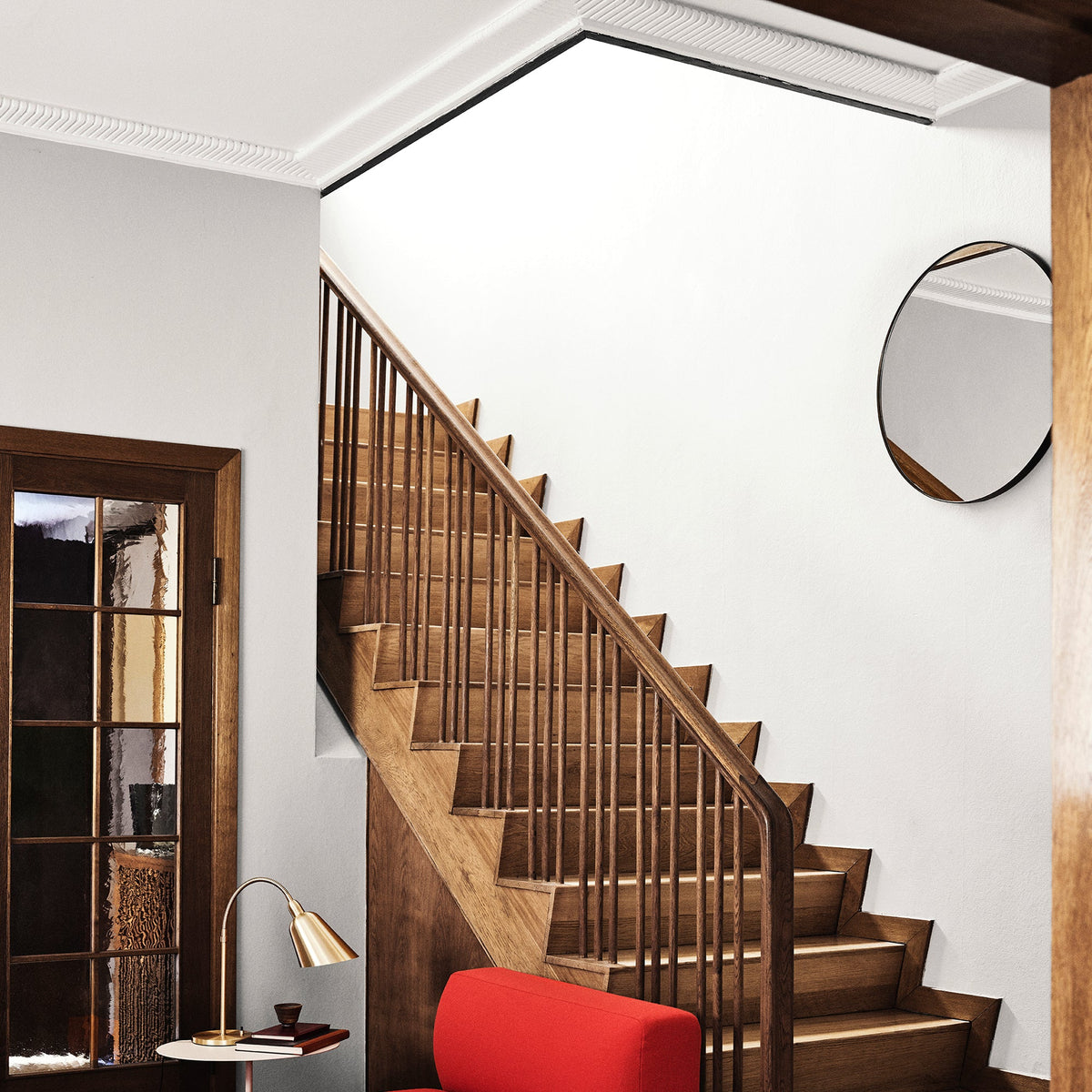 Le miroir Amore SC56 d'&Tradition dans le couloir, au-dessus de l'escalier