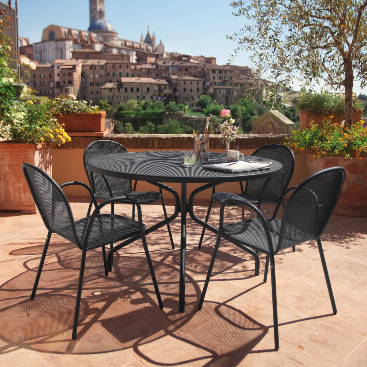 Fauteuil Ronda et table Cambi d'Emu