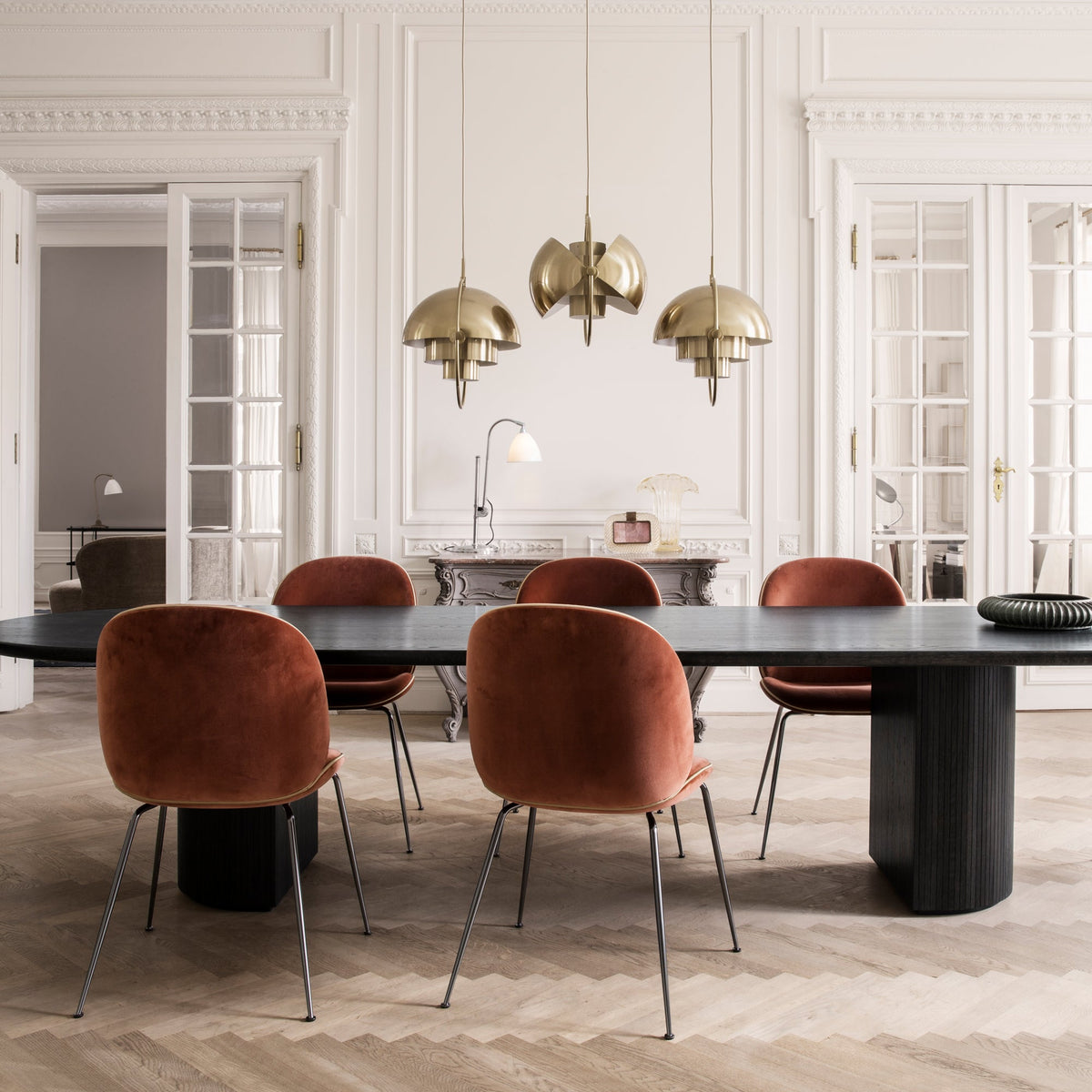 Suspension Multi-Lite de Gubi au-dessus d’une table à manger