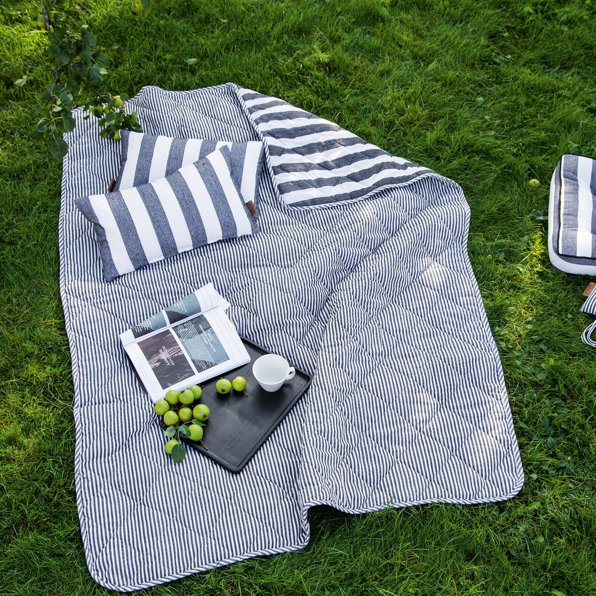 Couvre-lit matelassé Urban New Stripe de Juna sur l'herbe