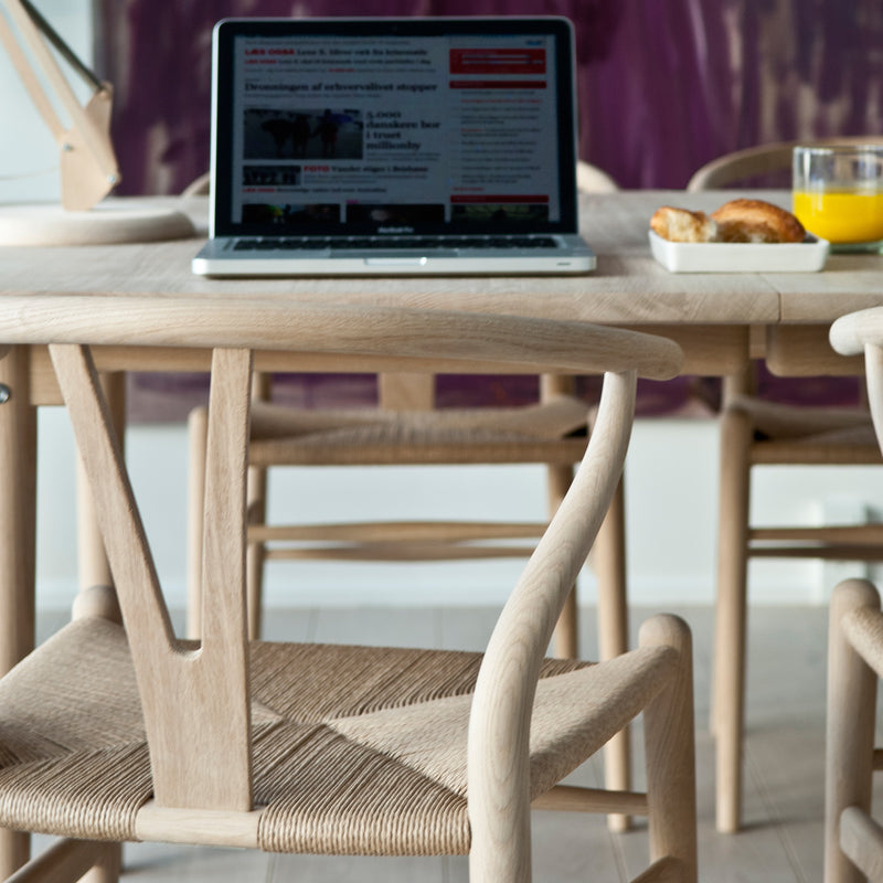 Carl Hansen - CH24 Wishbone Chair, schwarzes Geflecht