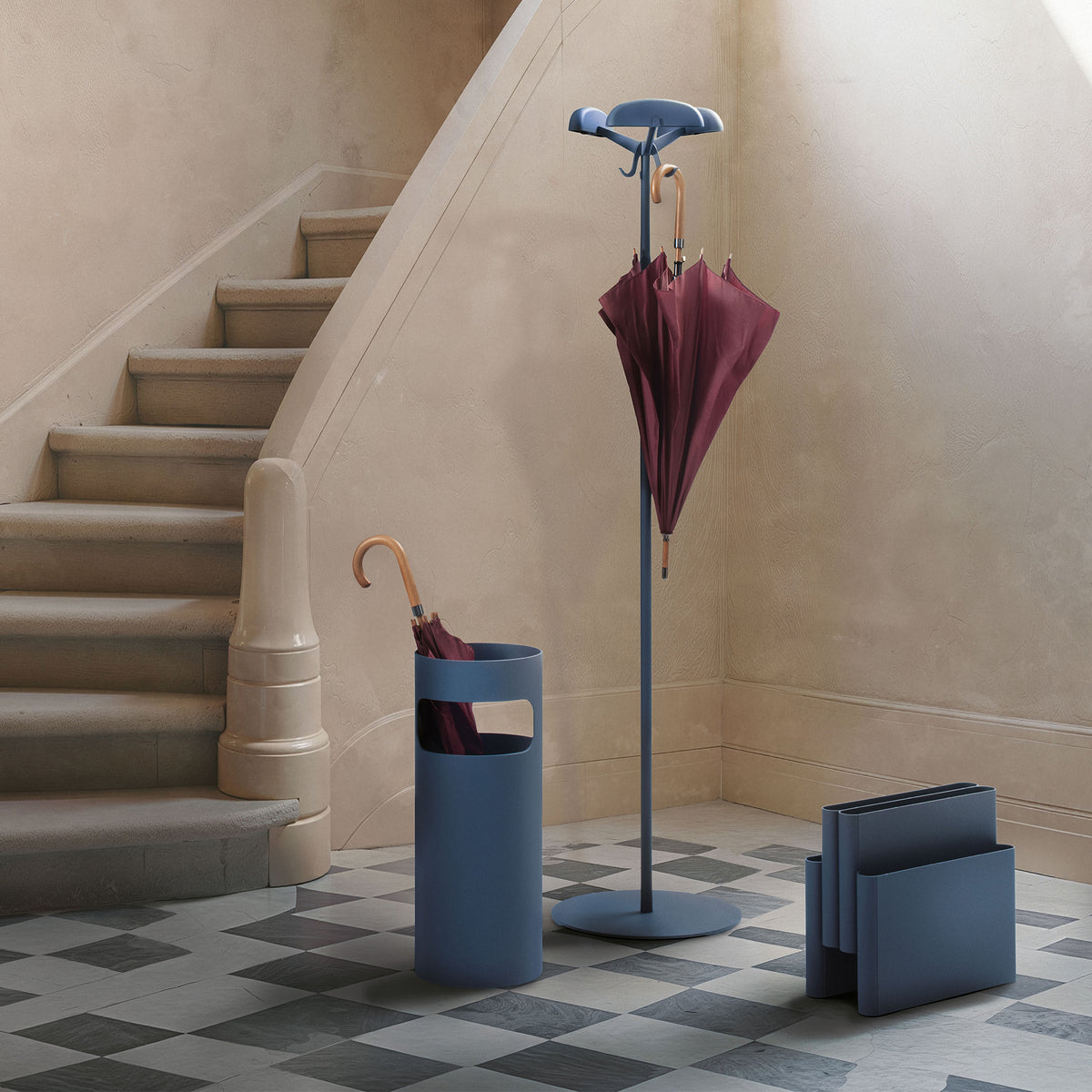 Kartell - Alta Tensione Garderobenständer | mat blue